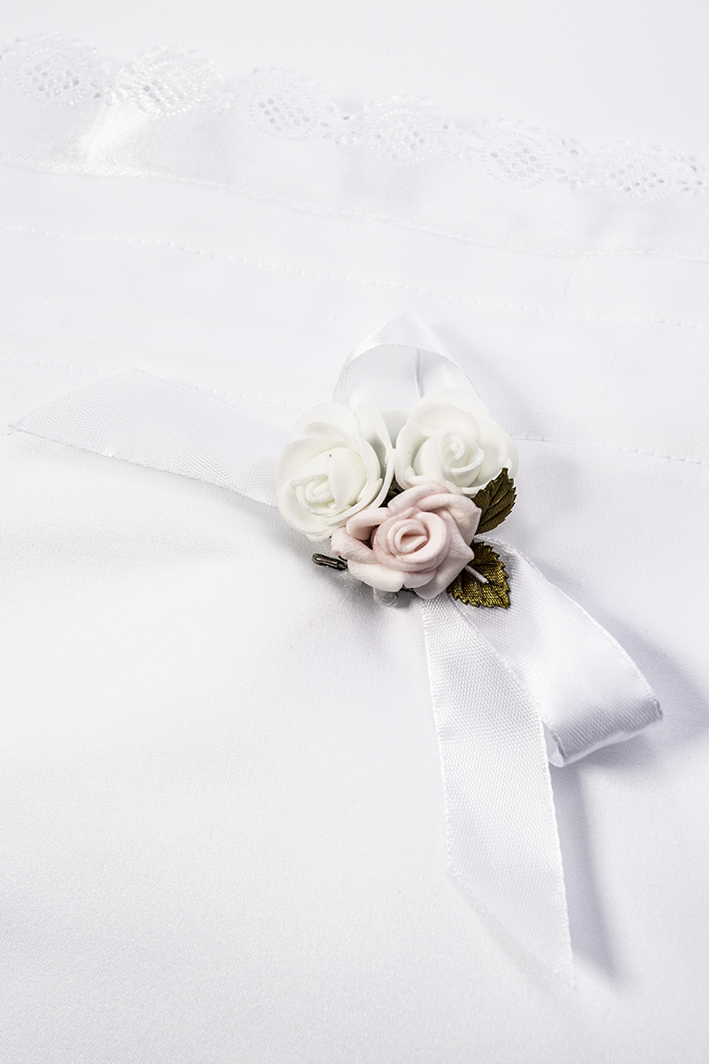 Torebka sakiewka z kwiatami z akcentem pudrowego różu